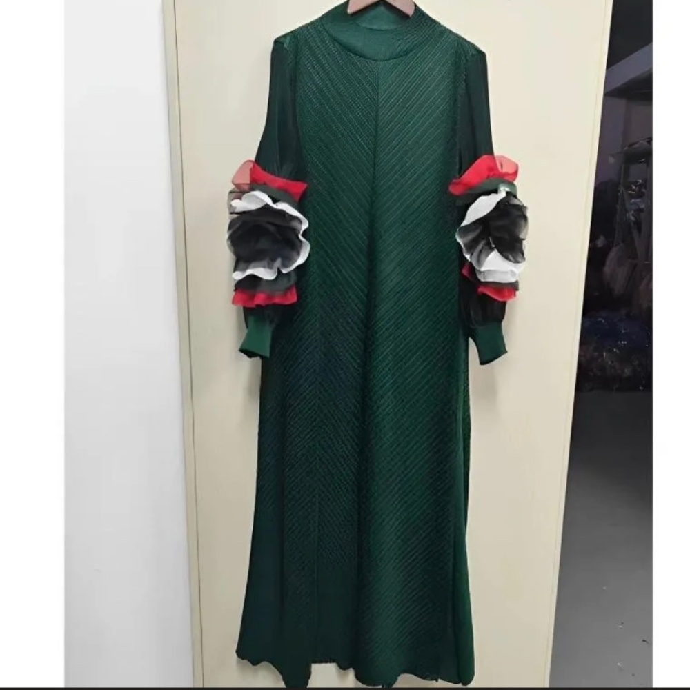 Beulahstyle one size green dress with flowered sleeves.